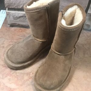 Bearpaw toddler sheepskin boots size 11